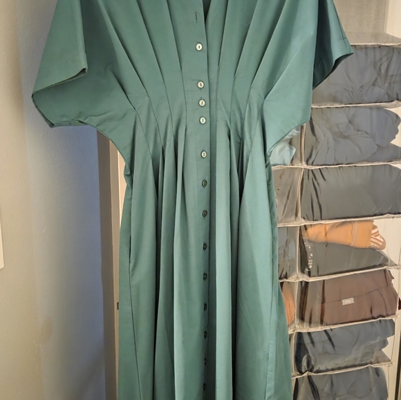 Elegant Green Button-Front Midi Dress - Picture 4 of 4
